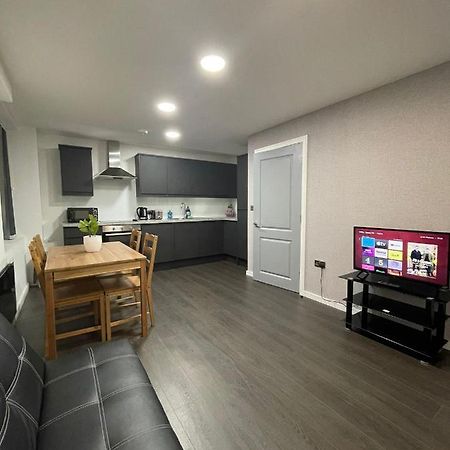 Charming Modern Apartment Near London Heathrow Feltham Exteriör bild