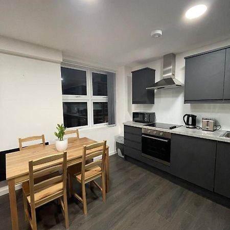 Charming Modern Apartment Near London Heathrow Feltham Exteriör bild
