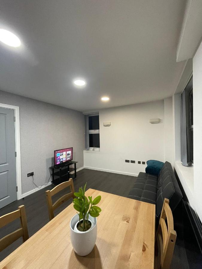Charming Modern Apartment Near London Heathrow Feltham Exteriör bild