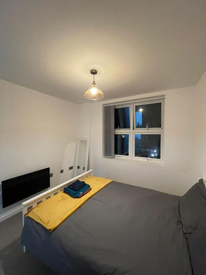 Charming Modern Apartment Near London Heathrow Feltham Exteriör bild