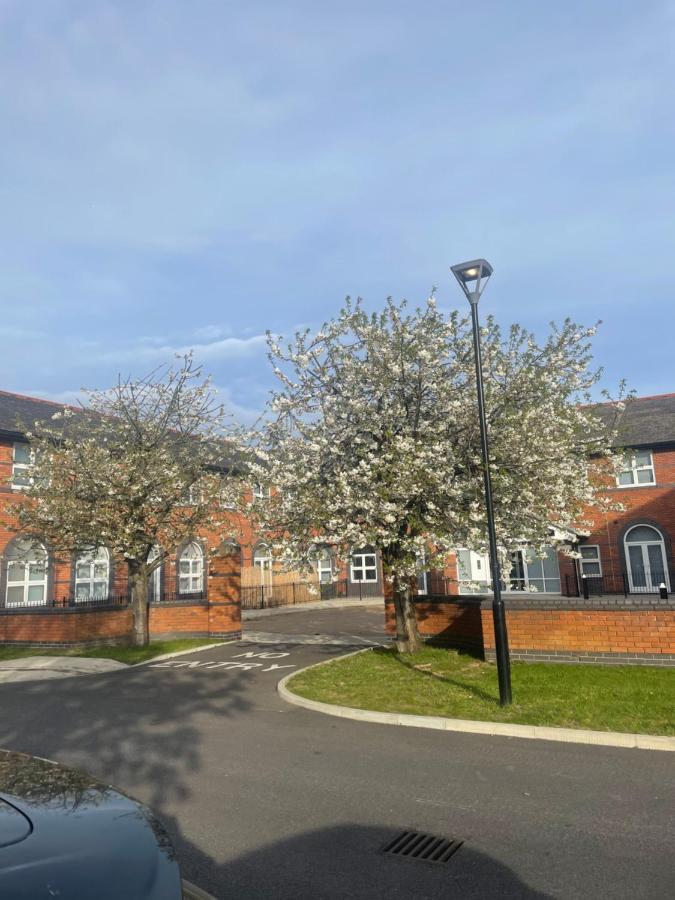 Charming Modern Apartment Near London Heathrow Feltham Exteriör bild