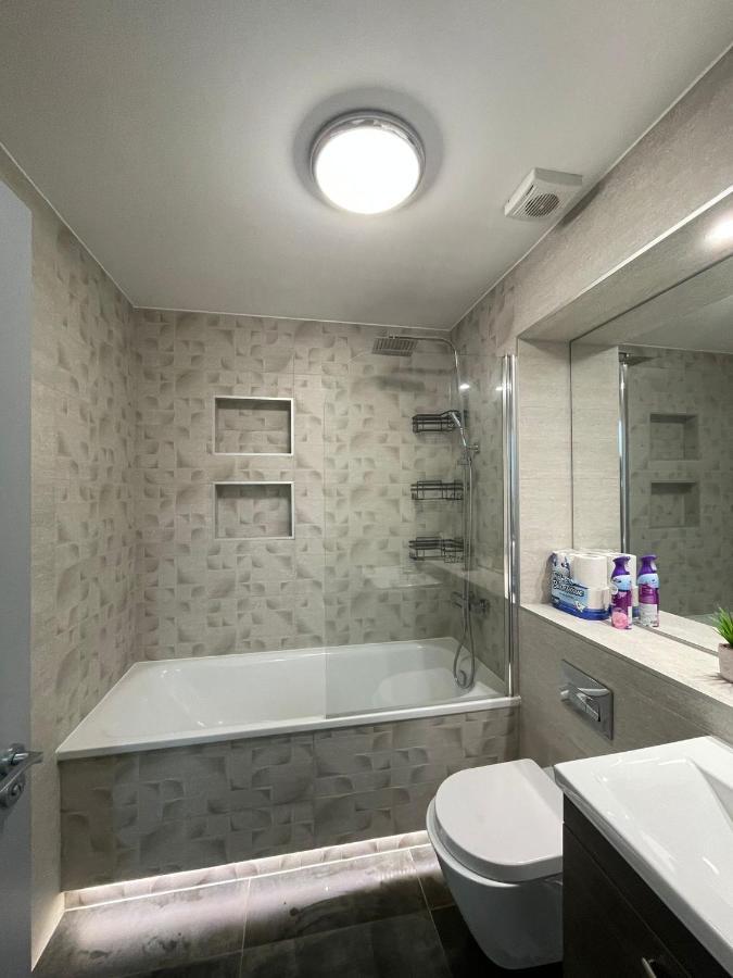 Charming Modern Apartment Near London Heathrow Feltham Exteriör bild