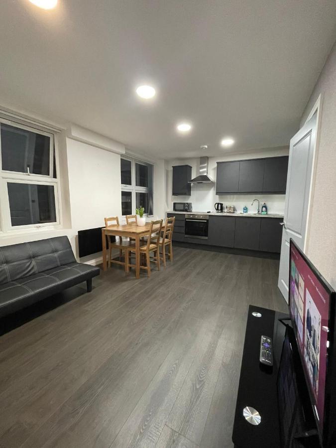 Charming Modern Apartment Near London Heathrow Feltham Exteriör bild