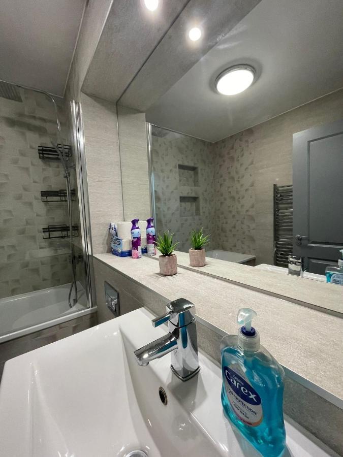 Charming Modern Apartment Near London Heathrow Feltham Exteriör bild