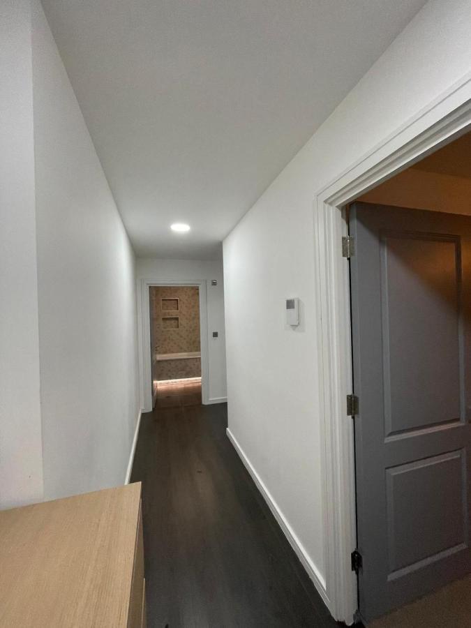 Charming Modern Apartment Near London Heathrow Feltham Exteriör bild