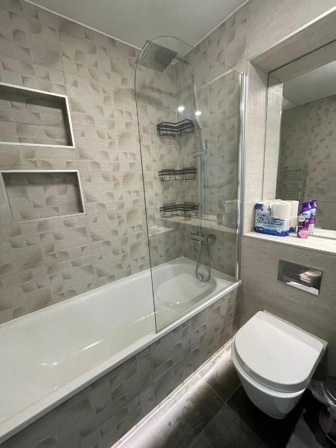 Charming Modern Apartment Near London Heathrow Feltham Exteriör bild