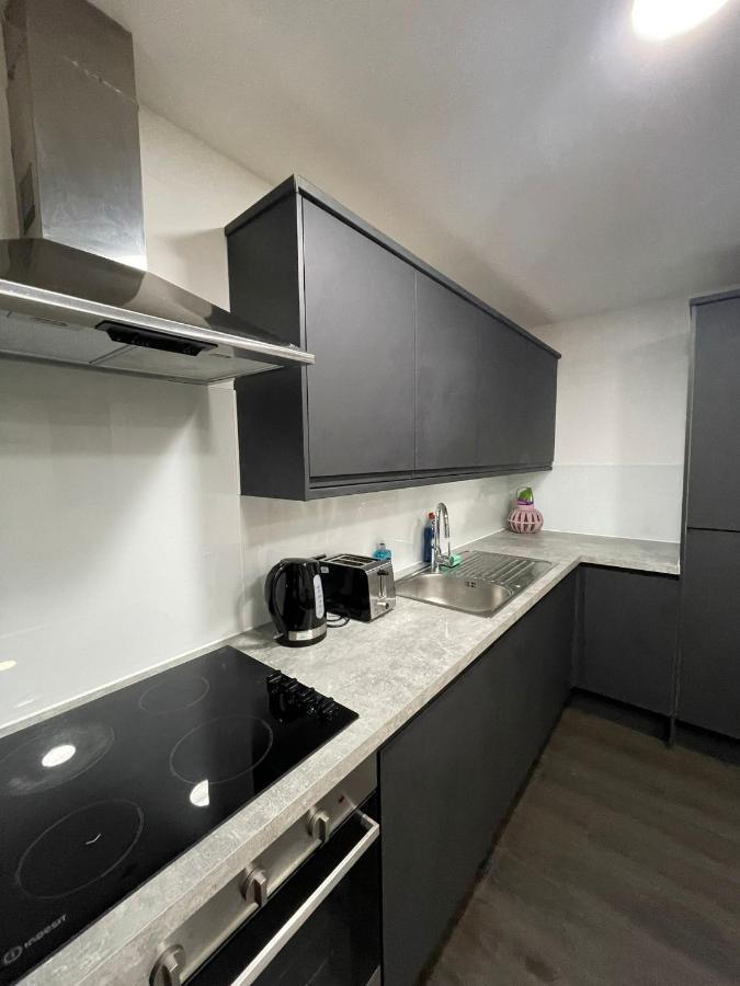 Charming Modern Apartment Near London Heathrow Feltham Exteriör bild