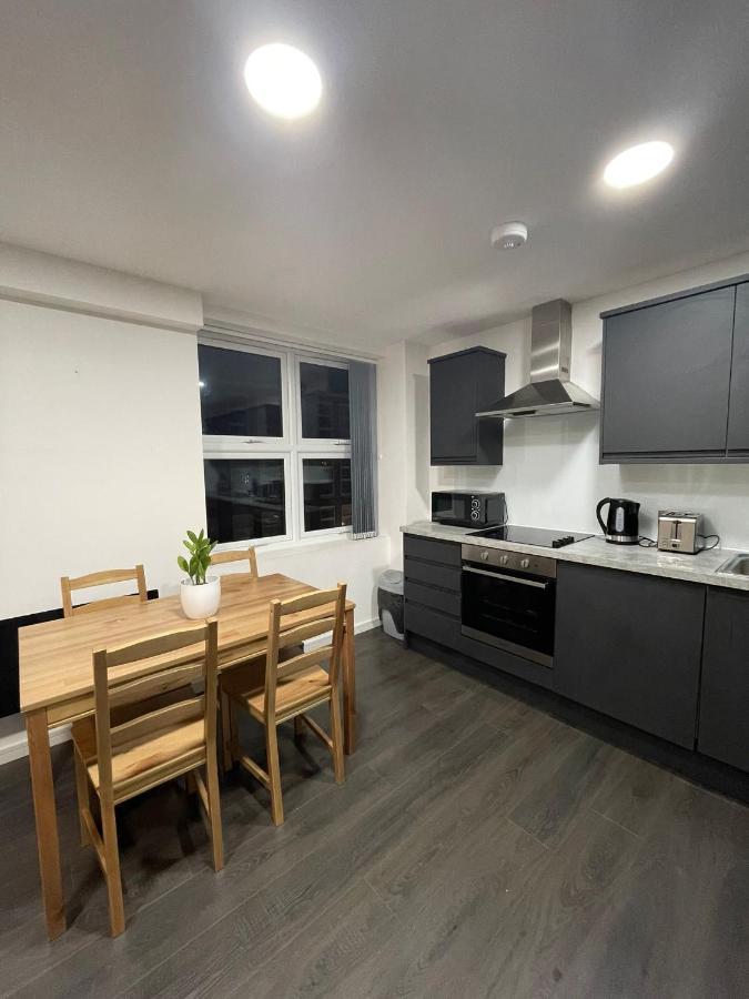 Charming Modern Apartment Near London Heathrow Feltham Exteriör bild