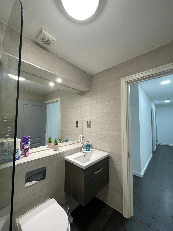 Charming Modern Apartment Near London Heathrow Feltham Exteriör bild